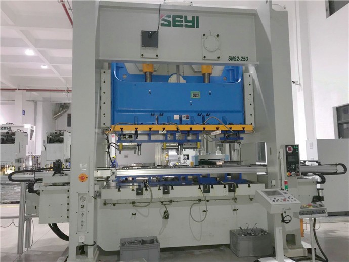 汽車零部件沖壓生產(chǎn)為什么要用沖床三次元機械手？