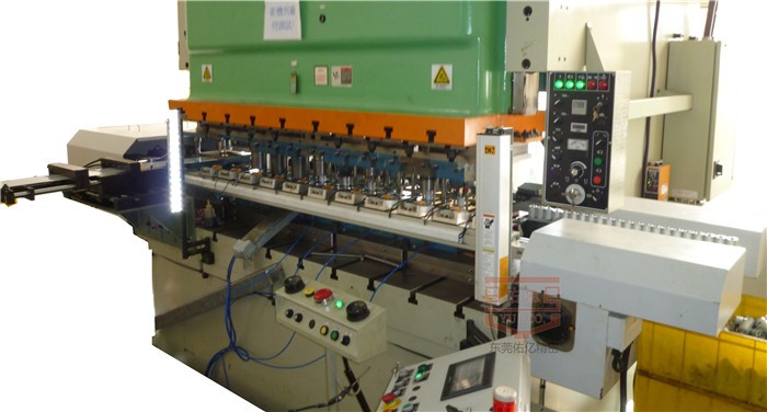 三次元機械手與二次元機械手的區(qū)別解析：沖壓自動化該如何選擇？